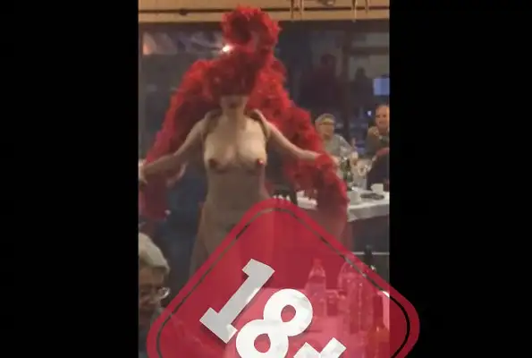 Viedeo: la Navidad para jubilados terminó con el desnudo de una vedette