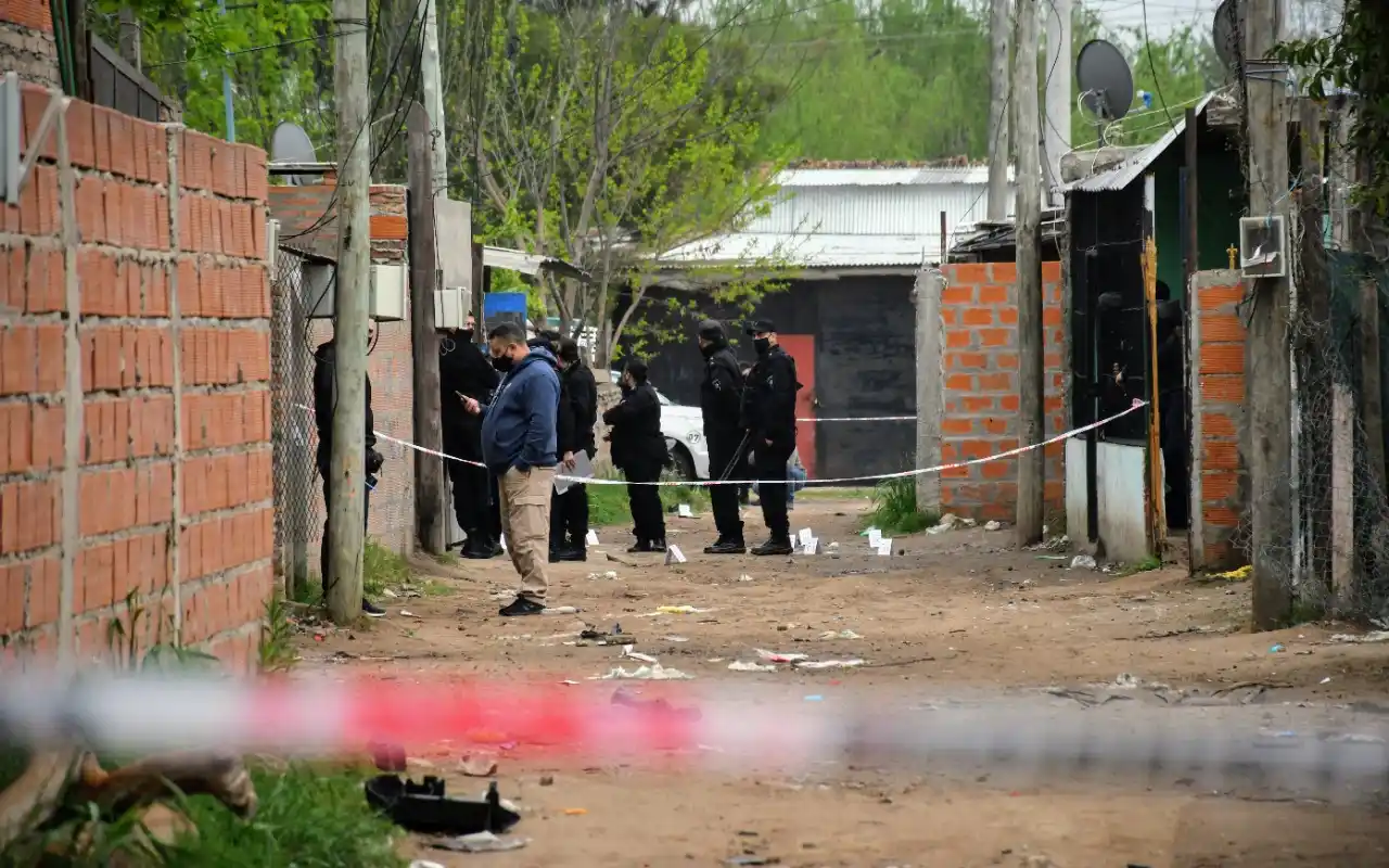 Rosario: con más de 50 disparos asesinaron a un joven e hirieron a otro