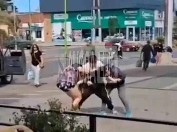 Violencia en Gualeguaychú: feroz pelea entre dos mujeres en una estación de servicio