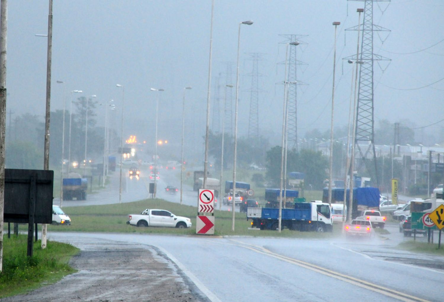 Cayeron más de 40 milímetros en la ciudad y el mal tiempo continuará hasta mañana