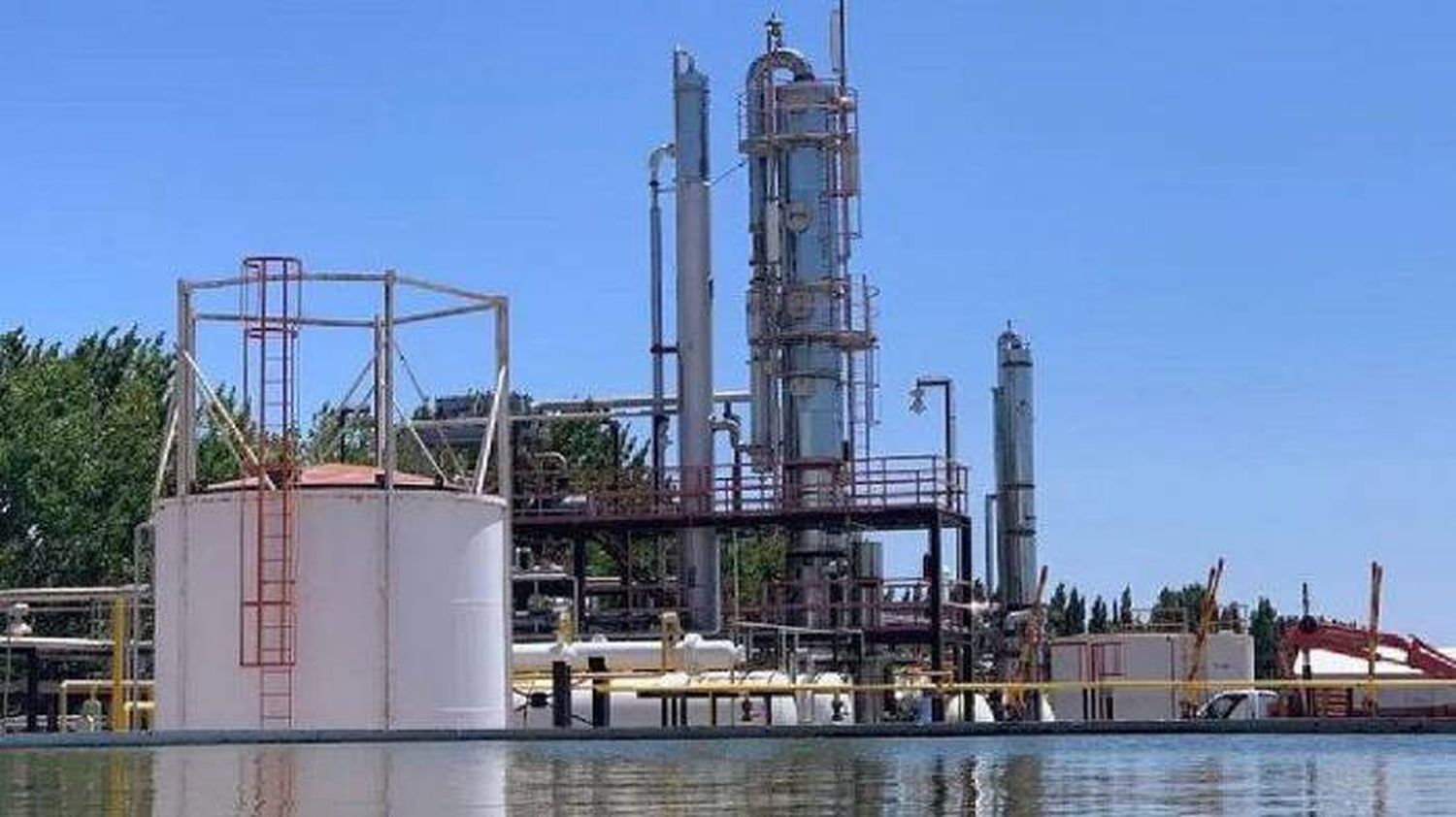 Vaca Muerta: reactivan una  refinería de petróleo en  desuso desde 2016