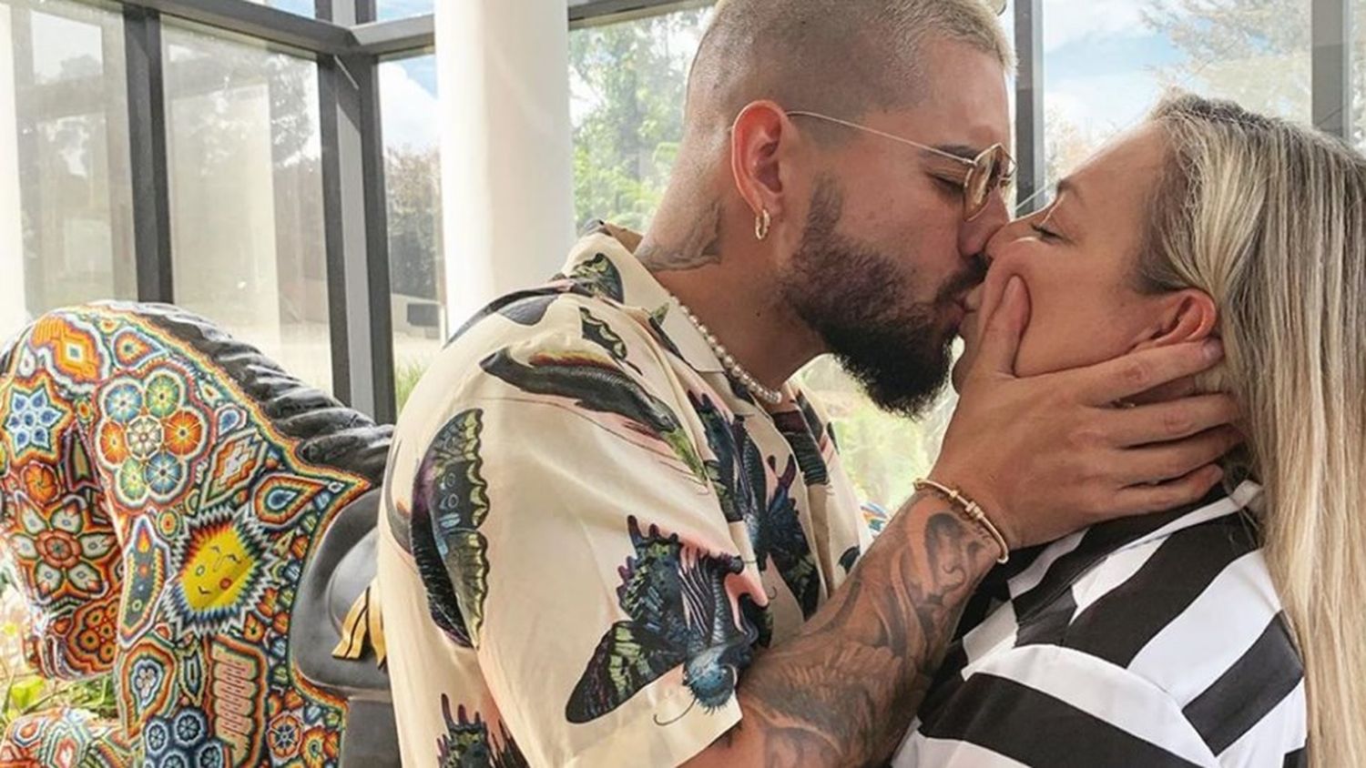 Maluma compartió una foto besando a su mamá en la boca