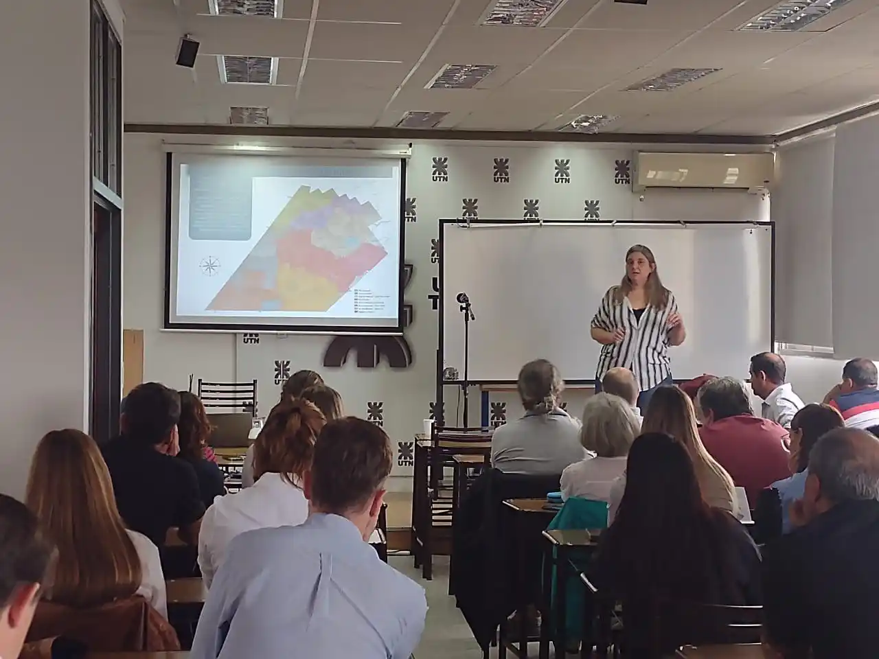 La presentación estuvo a cargo de la Ing. Lucrecia Bezmalinovich, coordinadora del GEUrbano de la UTN venadense.