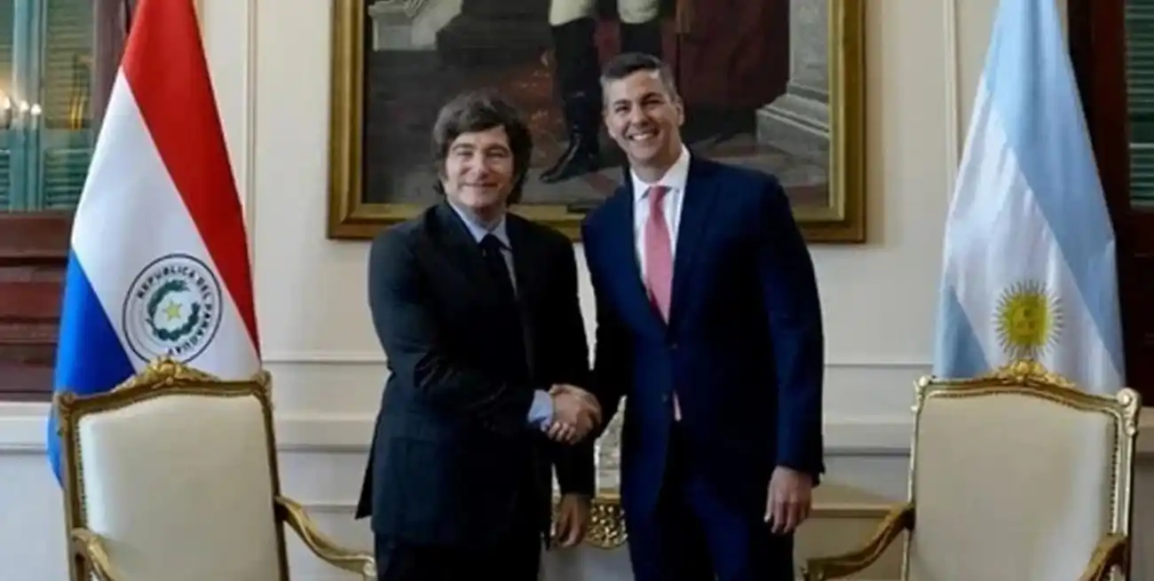 Javier Milei junto al presidente paraguayo, Santiago Peña, en el Palacio de López, Asunción de Paraguay. Achivo El Litoral