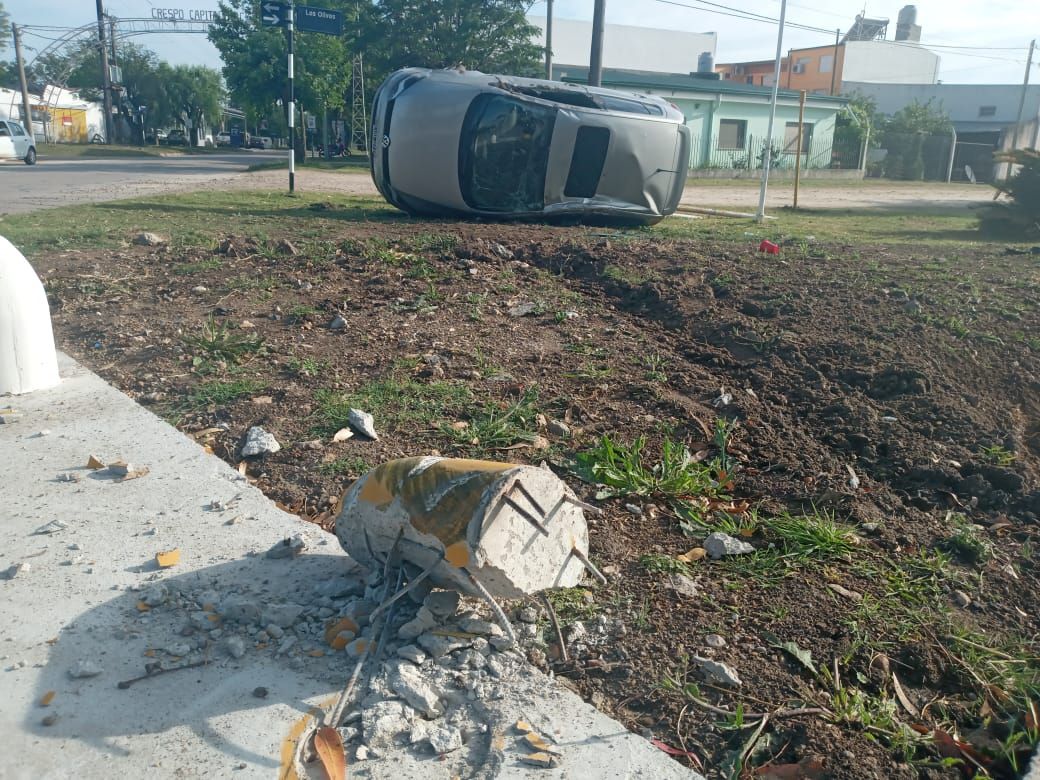 Volcó el vehículo en el que se trasladaban, al querer ingresar a Crespo