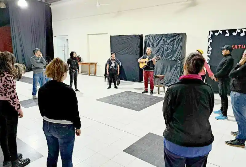 Con éxito se desarrolla el taller integral 
de coro en el salón cultural municipal