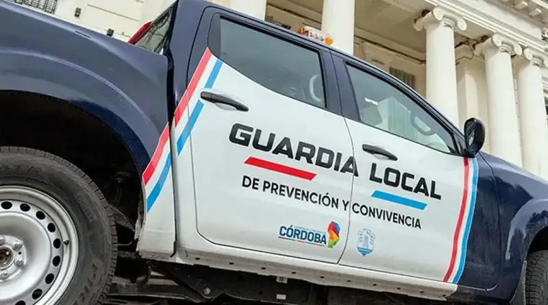 Robó pertenencias de un auto, intentó escapar por los techos y terminó detenido