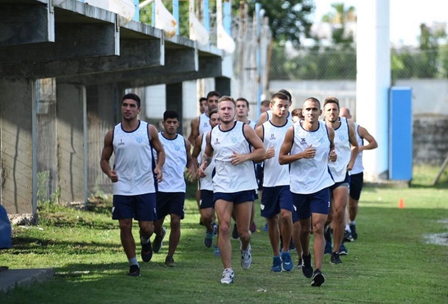 Con caras nuevas, Juventud Unida volvió al trabajo en su cancha