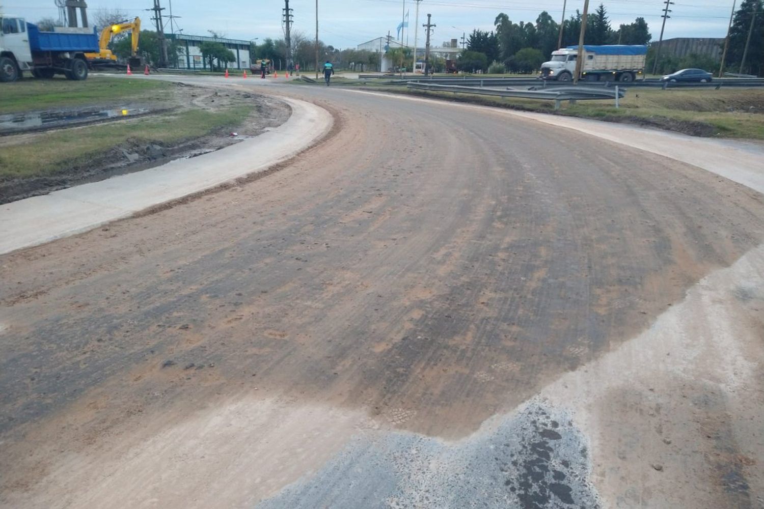 Realizan arreglos en la rotonda del Parque Industrial