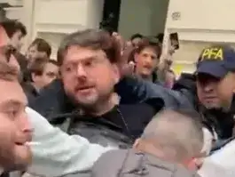 Cerca de las 17, Grabois fue sacado del edificio por la Policía Federal, en medio de empujones.