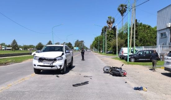 Tragedia en Ensenada: murió un hombre tras chocar su moto contra una camioneta cuando viajaba con su familia