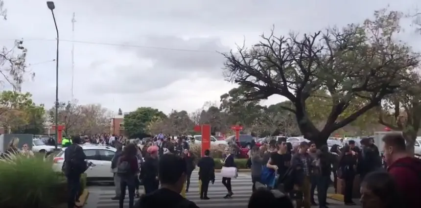 Por una amenaza de bomba, evacúan un shopping
