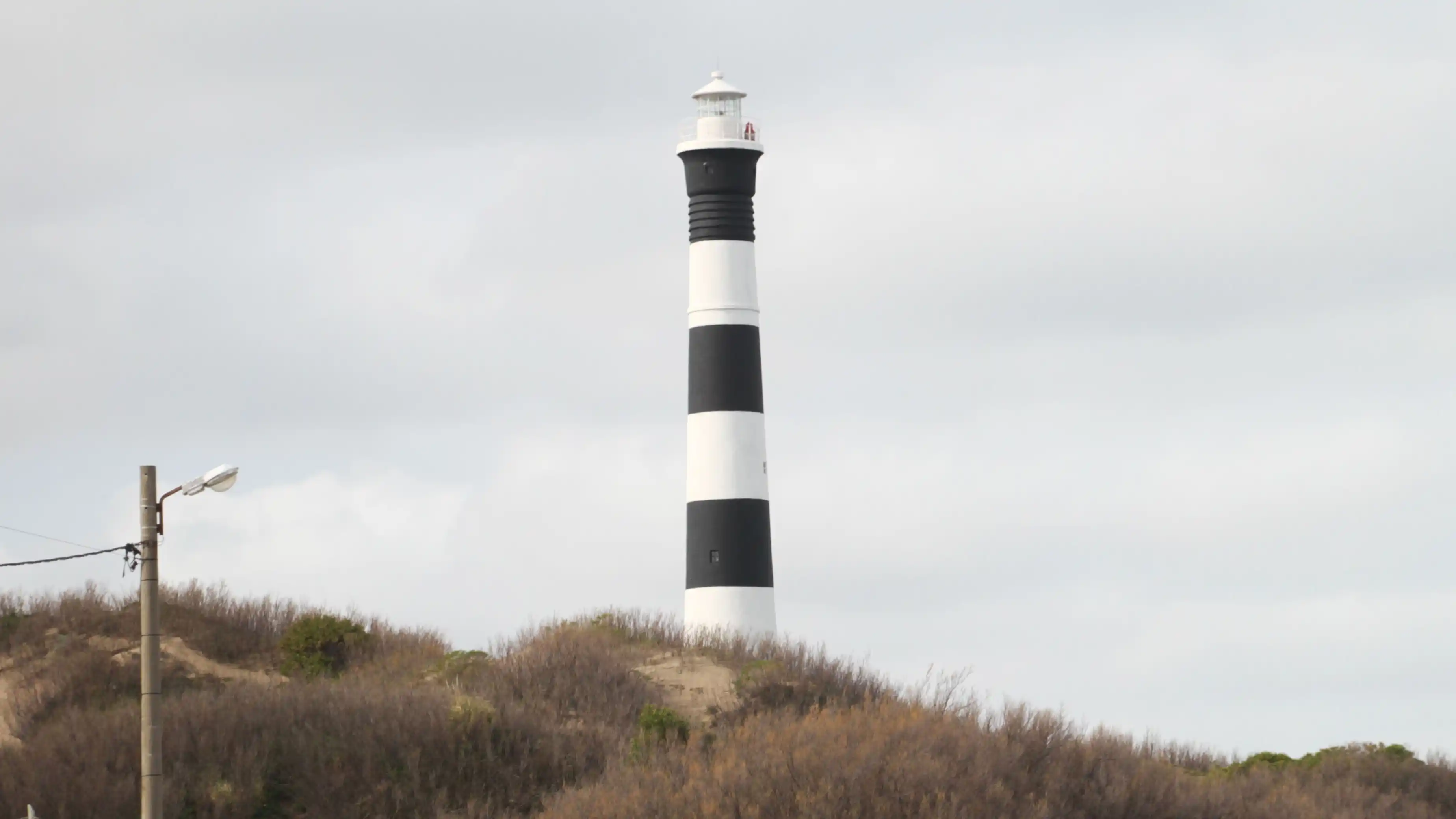 Todo el año. El imponente Faro de Claromecó reluce los 365 días del año (Fotos de Carolina Mulder)