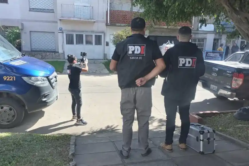 En Avda. Peñaloza y 12 de Infantería la policía interceptó el VW Gol Trend en el que fugaban los delincuentes.