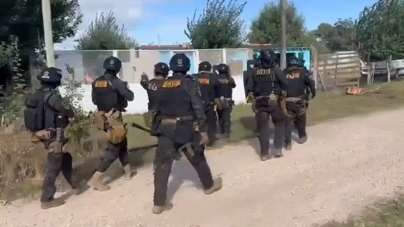 Dos hombres fueron identificados tras una serie de allanamientos realizados este 13 de febrero en el marco de una causa por amenazas calificadas y abuso de arma.