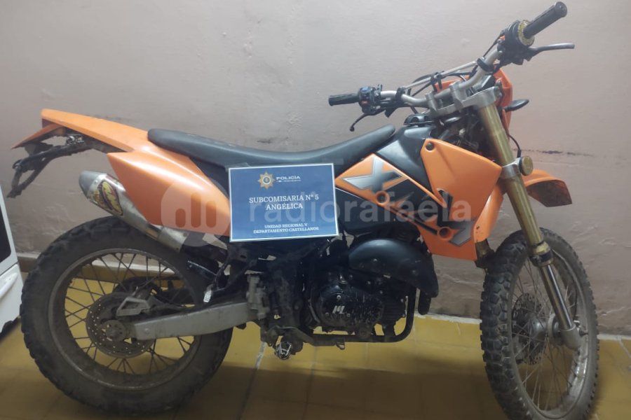 Dijo que tenía la documentación de la moto en su casa, pero era robada