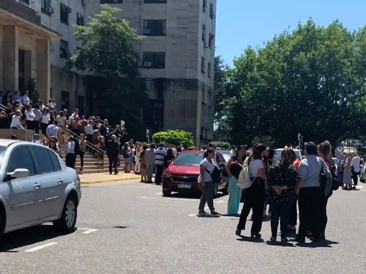 [Video] Evacúan Comodoro Py por un principio de incendio