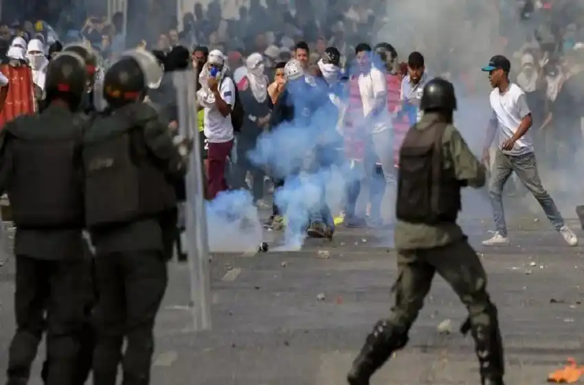 Militares venezolanos dispersan con gases a manifestantes en el puente fronterizo con Colombia