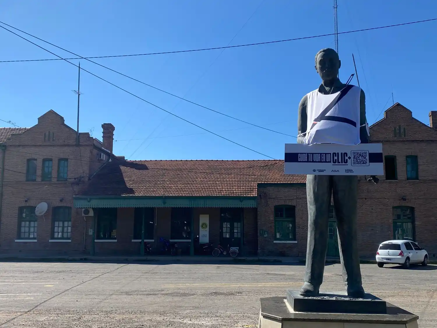 El creador de la Marcha San Lorenzo con el cinturón de seguridad en la explanada del ferrocarril.