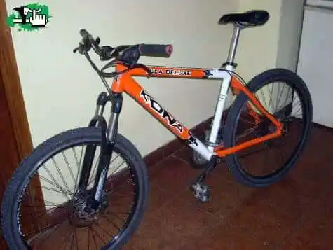 Sustraen una moto y bicicleta