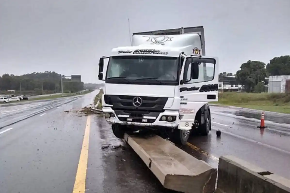 Un camionero perdió el control de su vehículo e impactó contra el paredón divisorio de la ruta