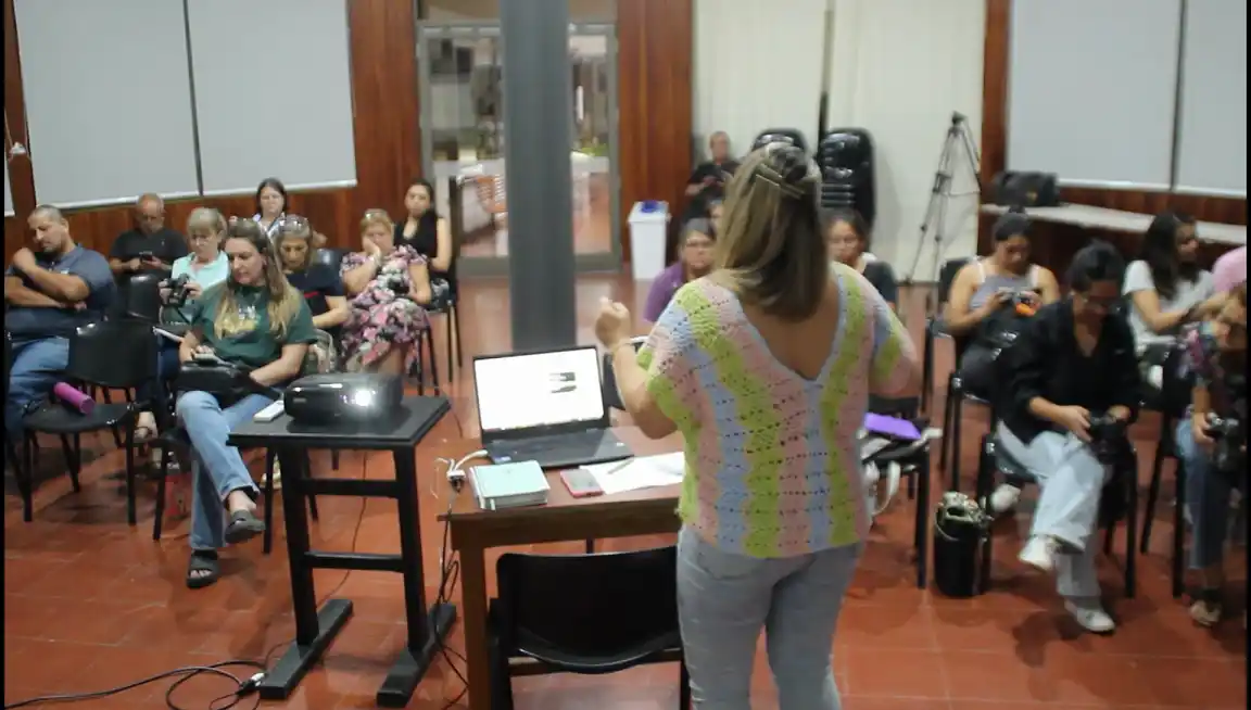 Comenzó el taller de fotografía en Libertador San Martín con una gran convocatoria