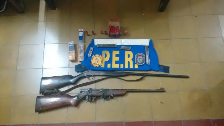 Detienen a sujeto que cargaba una reja robada y secuestran armas 