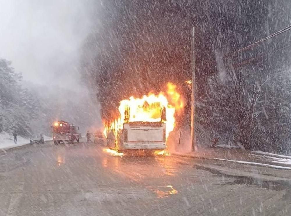 Un utilitario se prendió fuego por completo, el conductor resultó ileso