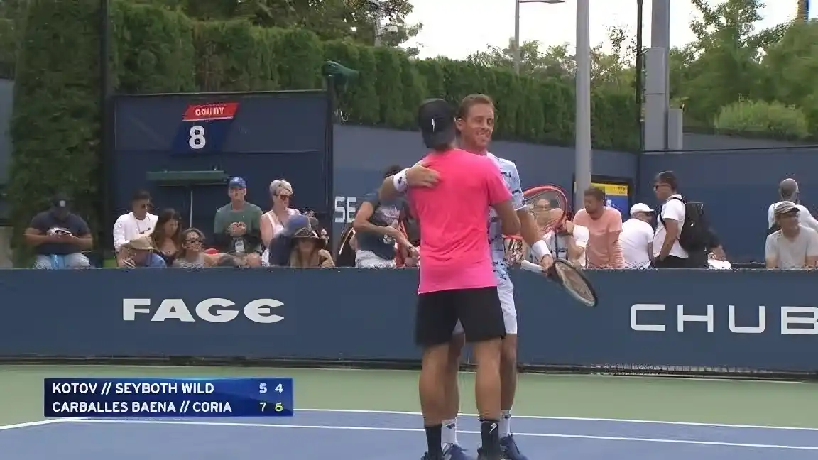 Coria y el español Carballés avanzan en dobles.