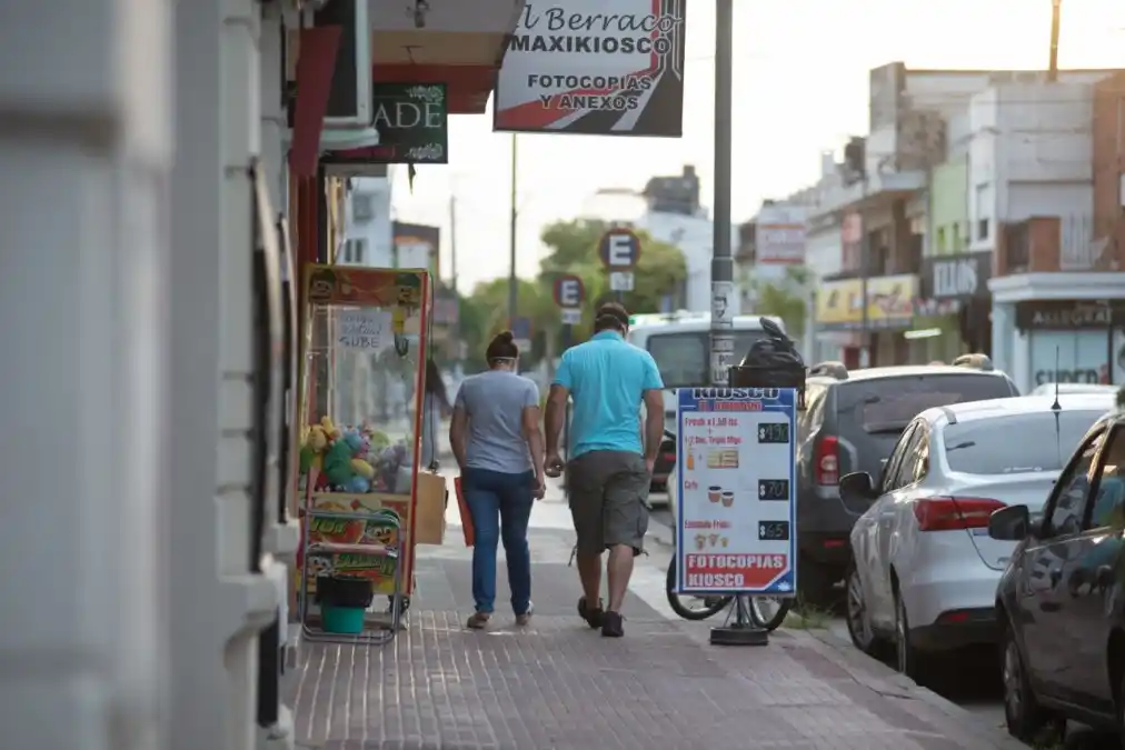 Distancia social. Por ahora no volverán los espectáculos deportivos, el cine, el teatro o las reuniones masivas.