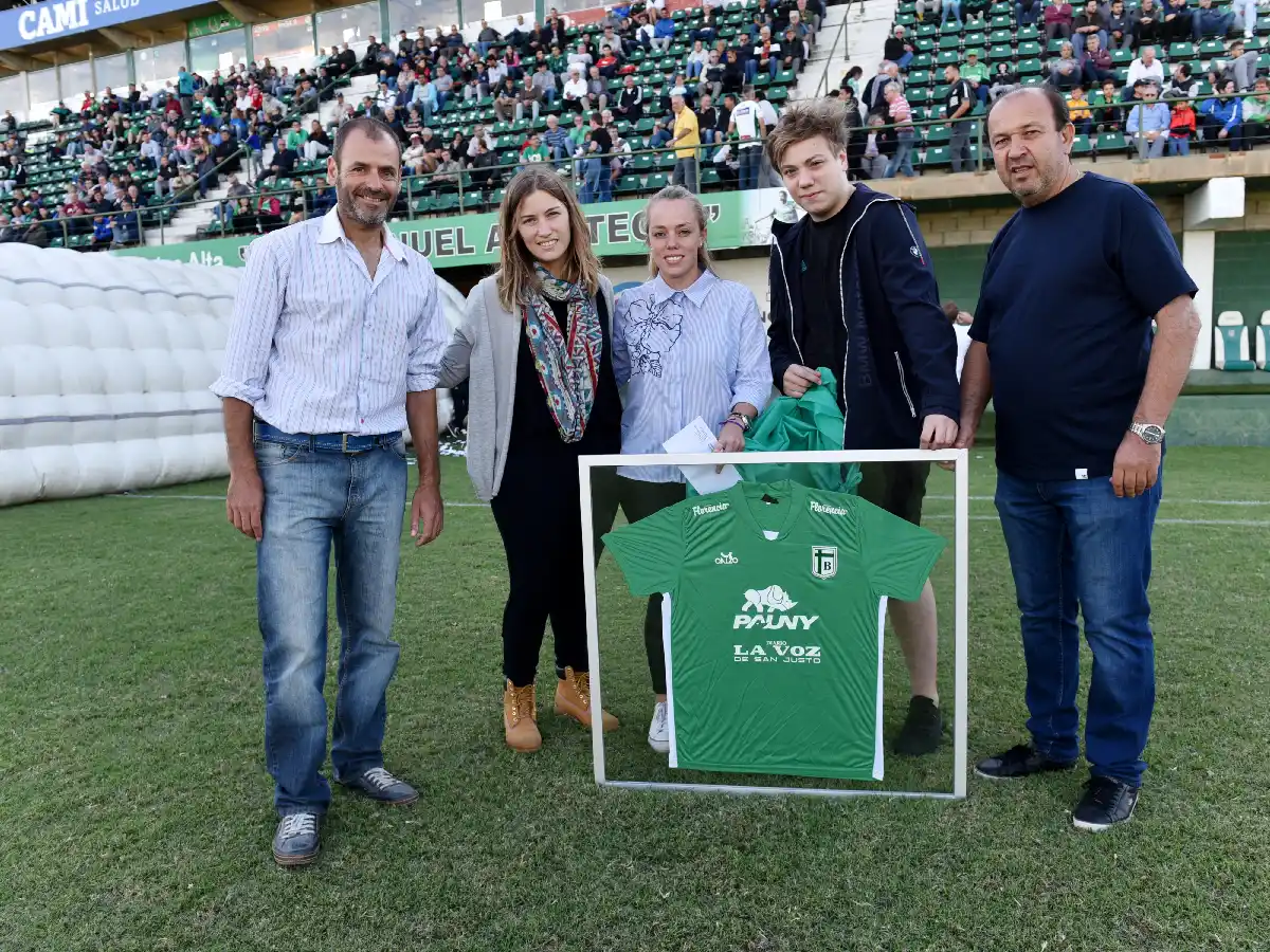  Sentido homenaje de Sportivo a Gregorio Martínez 