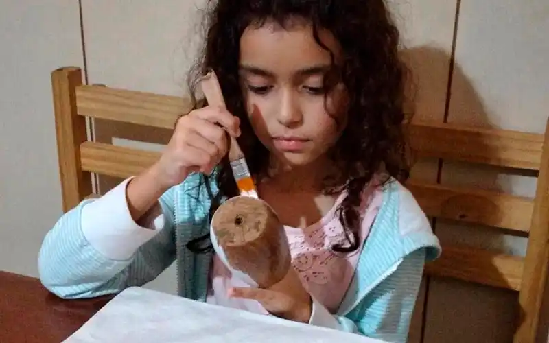 Hayley, la artista de 8 años que representará al país en cumbre de emprendedores de Colombia