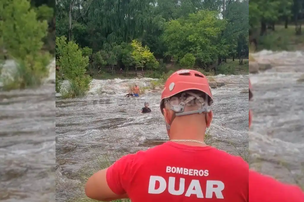 La crecida de un río en Córdoba atrapó a dos turistas que debieron ser rescatados por Bomberos