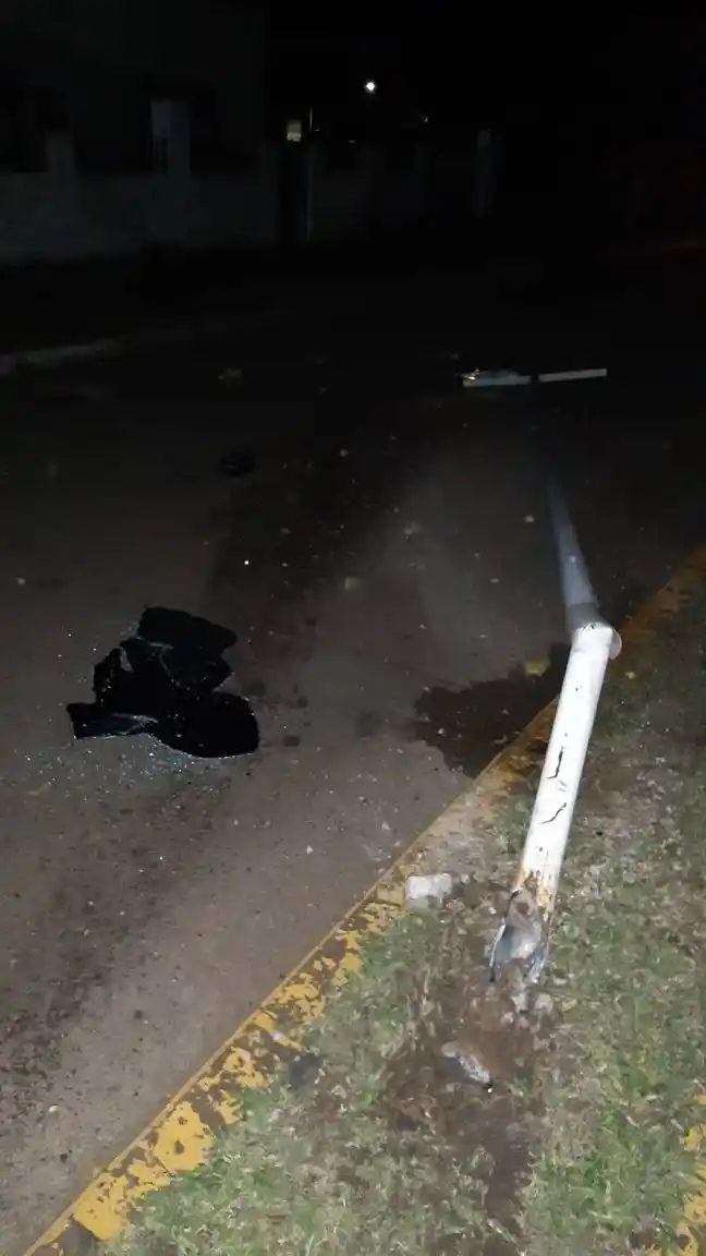 Dos autos chocaron y tiraron un poste de luz