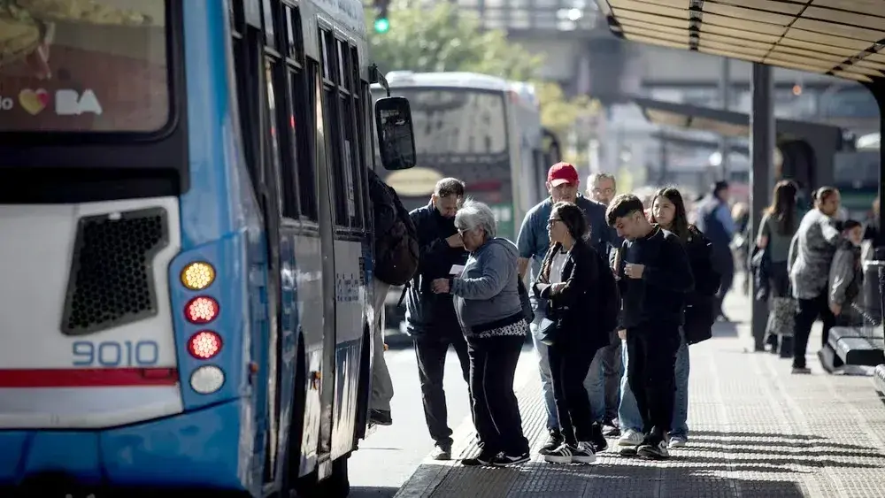 Pasajeros subiendo a un colectivo. (Agencia Xinhua)