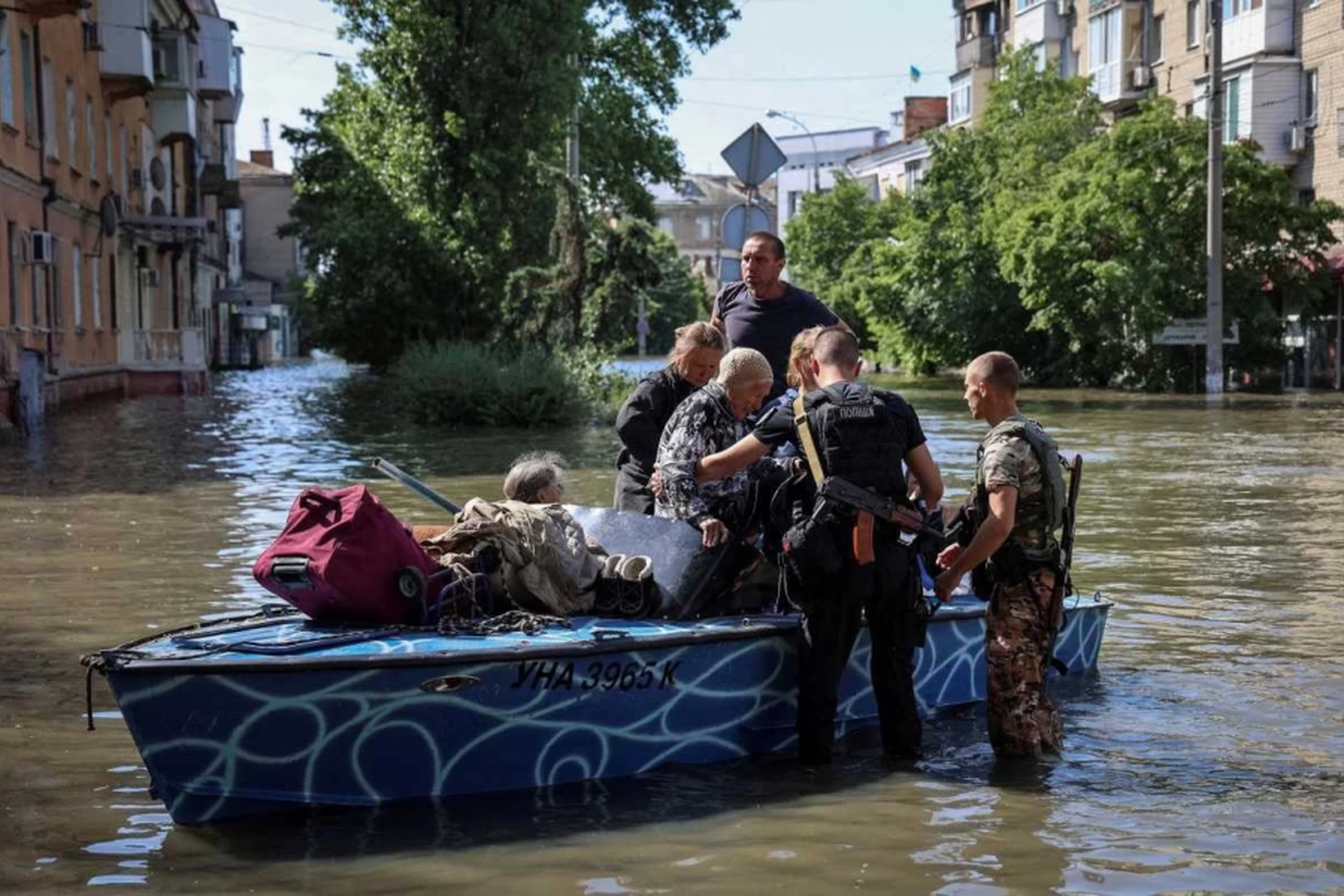 La policía evacua a los residentes locales de un área inundada después de que se rompiera la represa de Nova Kakhovka, en medio del ataque de Rusia a Ucrania, en Kherson, Ucrania, el 7 de junio de 2023. Foto: Reuters/Ivan Antipenko