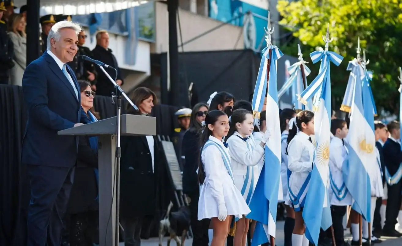 Llaryora Día de la Bandera