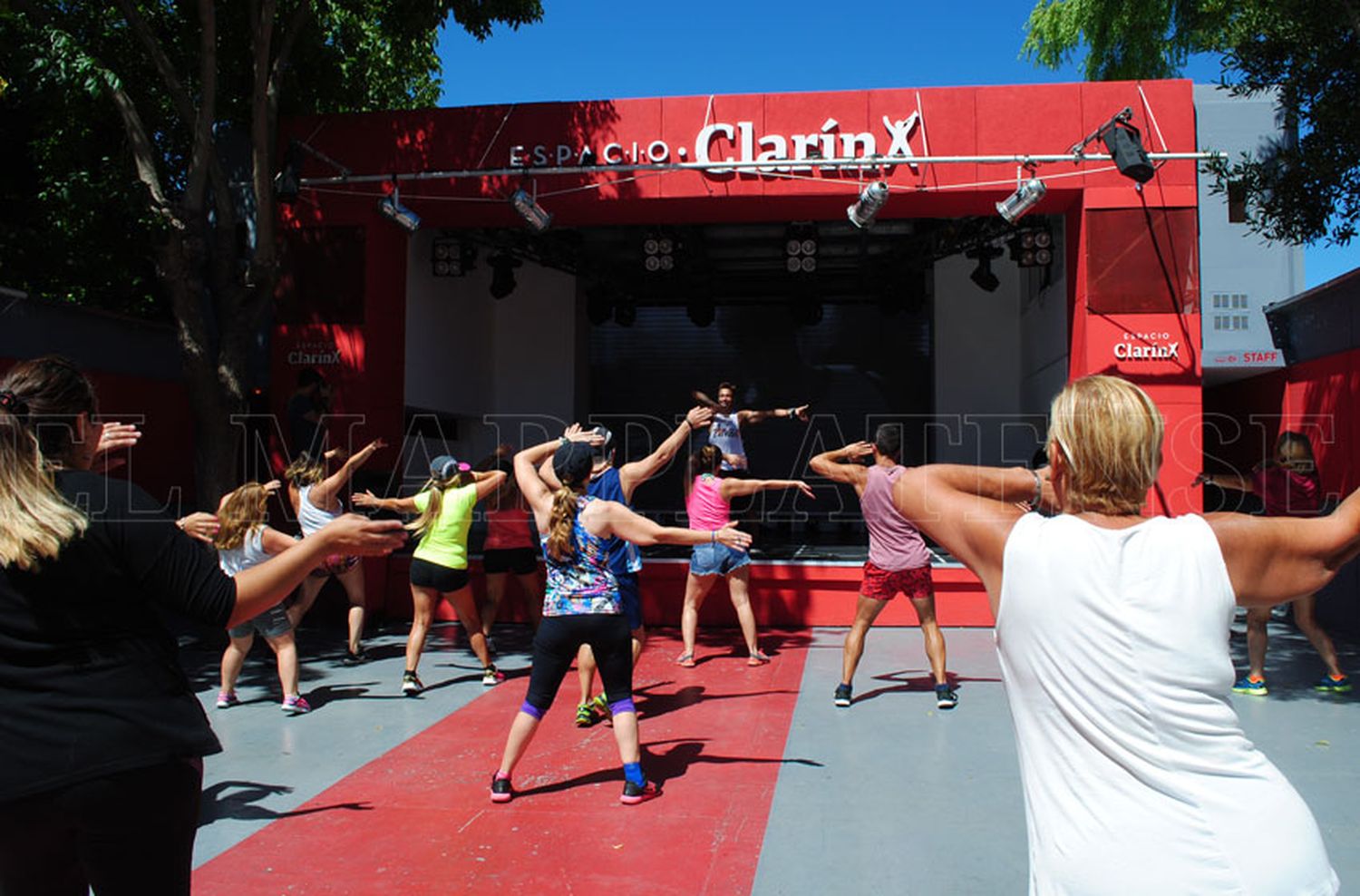 Las clases de zumba hicieron bailar a todo Espacio Clarín