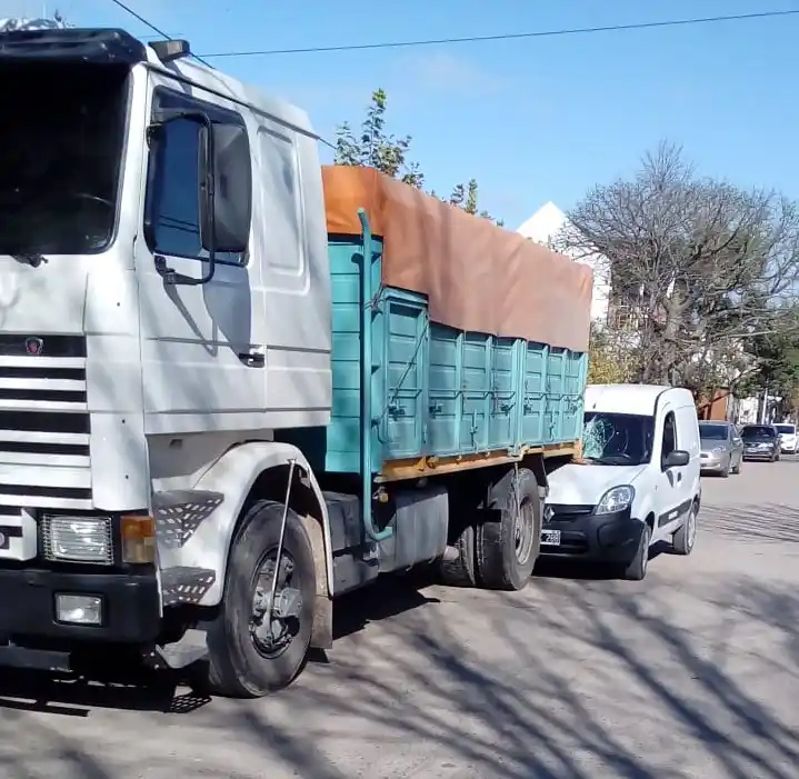 Se incrustó debajo de un camión estacionado