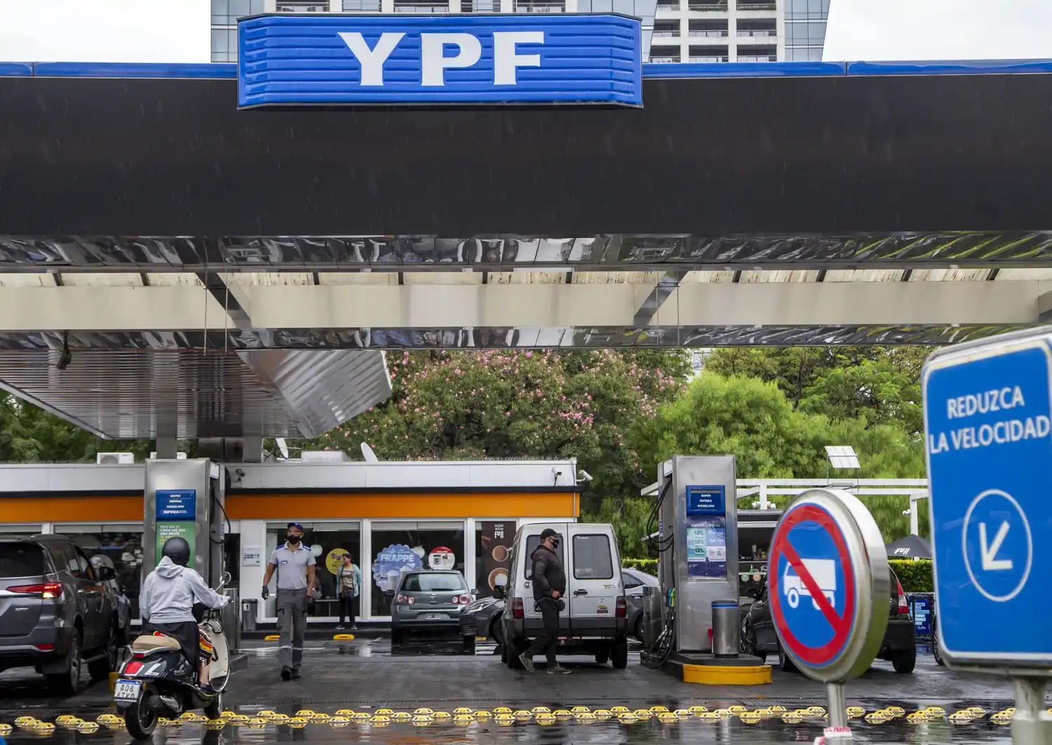 Las estaciones de servicio YPF continuarán aceptando el pago con tarjeta de crédito