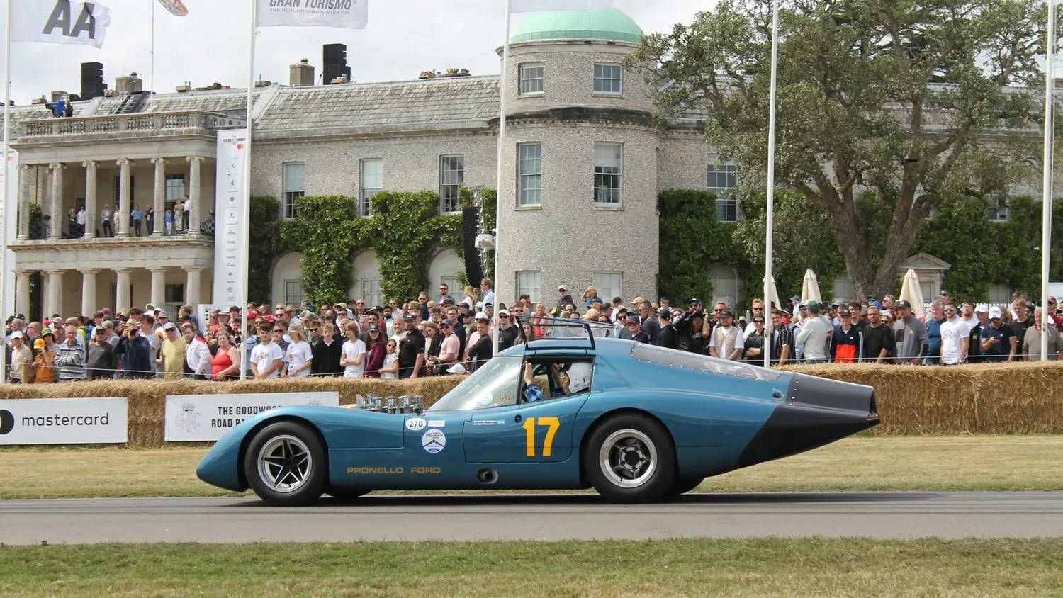 Goodwood Festival of Speed: el Huayra en plena pista inglesa, transmitiendo movimiento y el reconocimiento internacional que obtuvo.