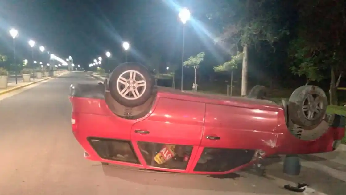 Dos jóvenes volcaron su auto en el ingreso a localidad entrerriana