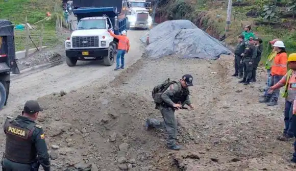 ¡PELIGRO! Hallan explosivos debajo del pavimento en una carretera antioqueña
