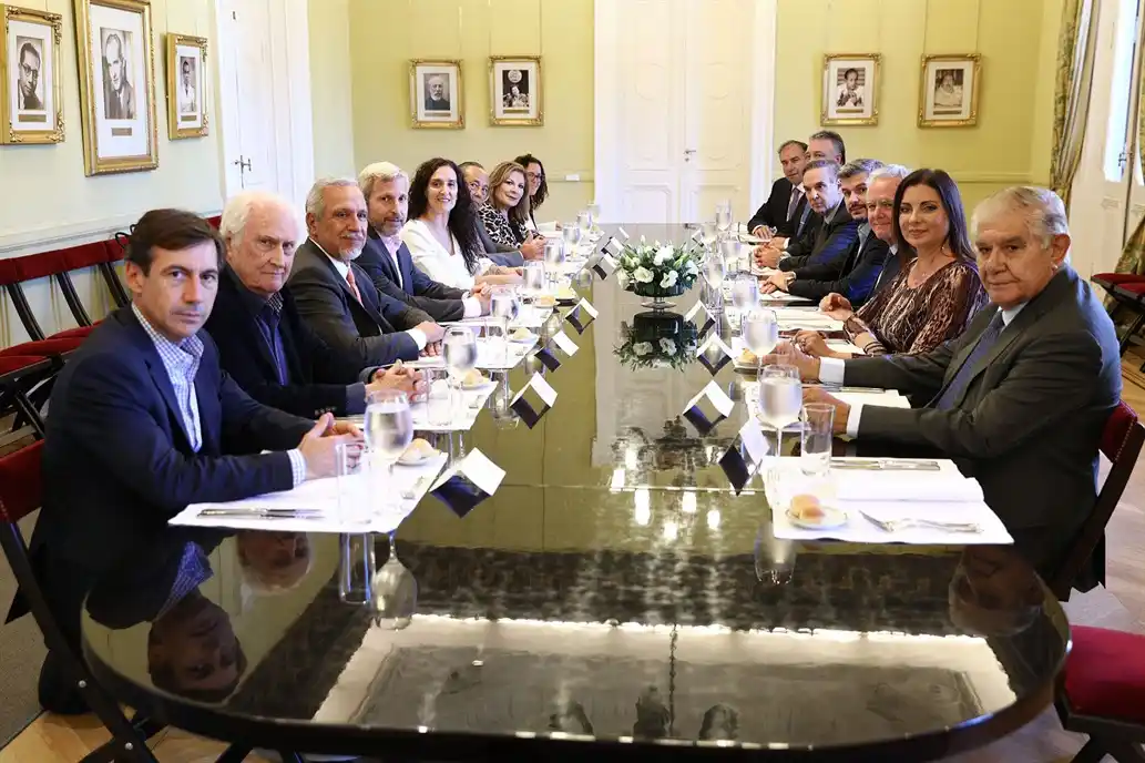 La oposición criticó los DNU, los tarifazos y la prohibición de Macri para canjear pasajes