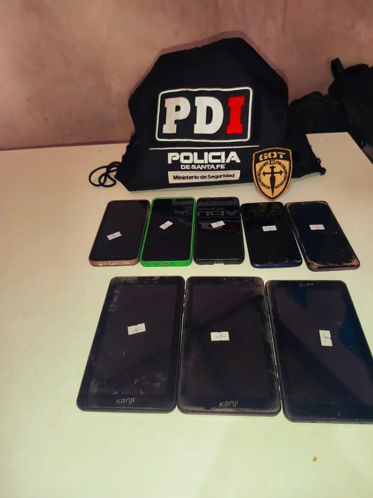 La PDI detuvo a una mujer de 44 años por microtráfico: secuestraron cocaína, celulares y más de $1,5 millones - 1