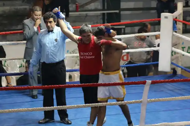 El referee dijo no va más y Payssé ganó su pelea con Moreno en el round dos