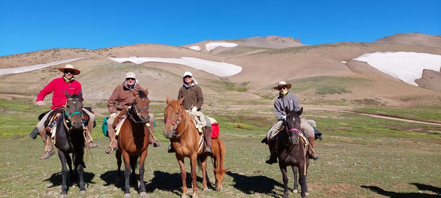 A caballo, siguiendo el sendero imborrable del libertador San Martín y su glorioso Ejército de los Andes.