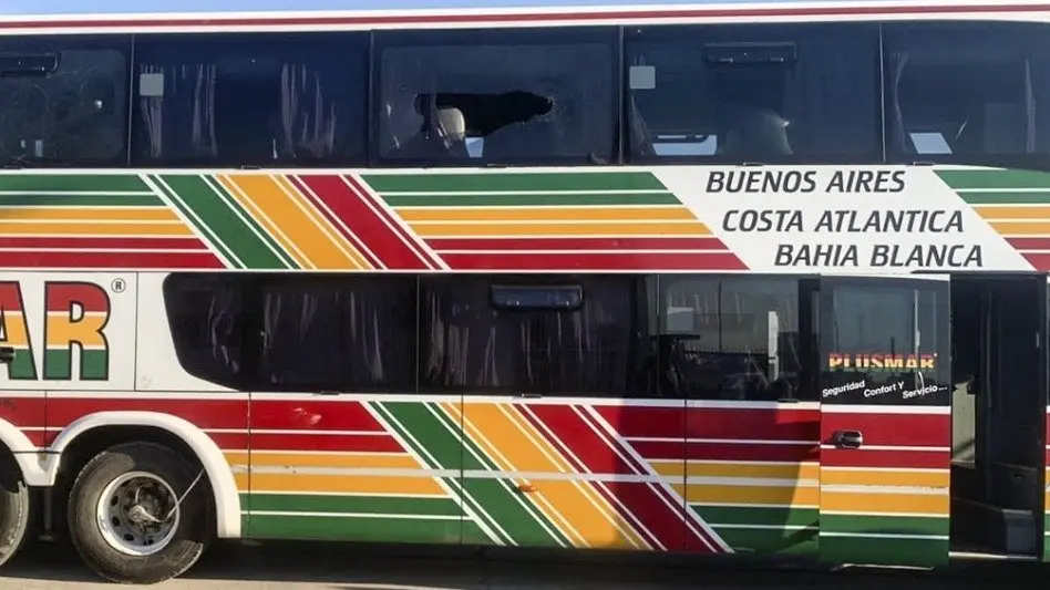 Hinchas de Aldosivi apedrearon el micro de sus futbolistas e hirieron a un jugador en un ojo