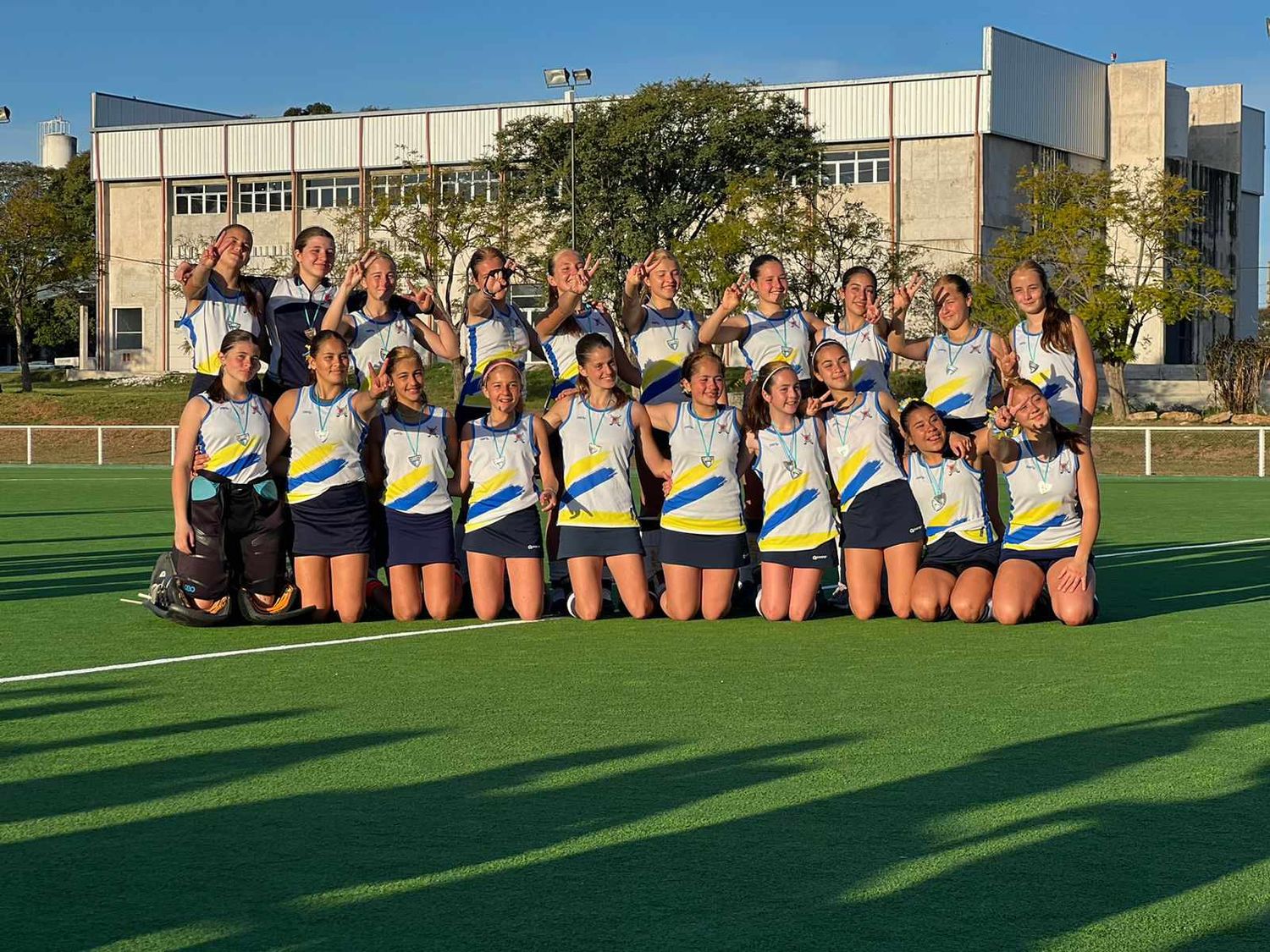 El seleccionado de la Unión del Centro posando con su medalla