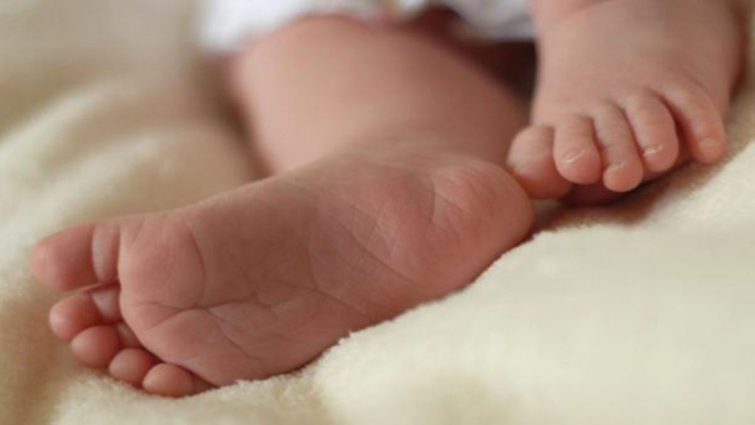 LA ARROJARON EN LA PAPELERA: presos primos hermanos por matar a su hija
